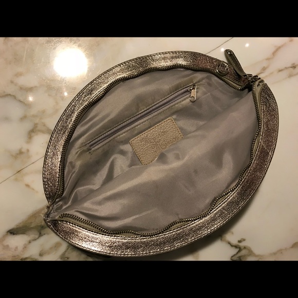 Clam shaped Grey Velvet Clutch - Picture 2 of 3